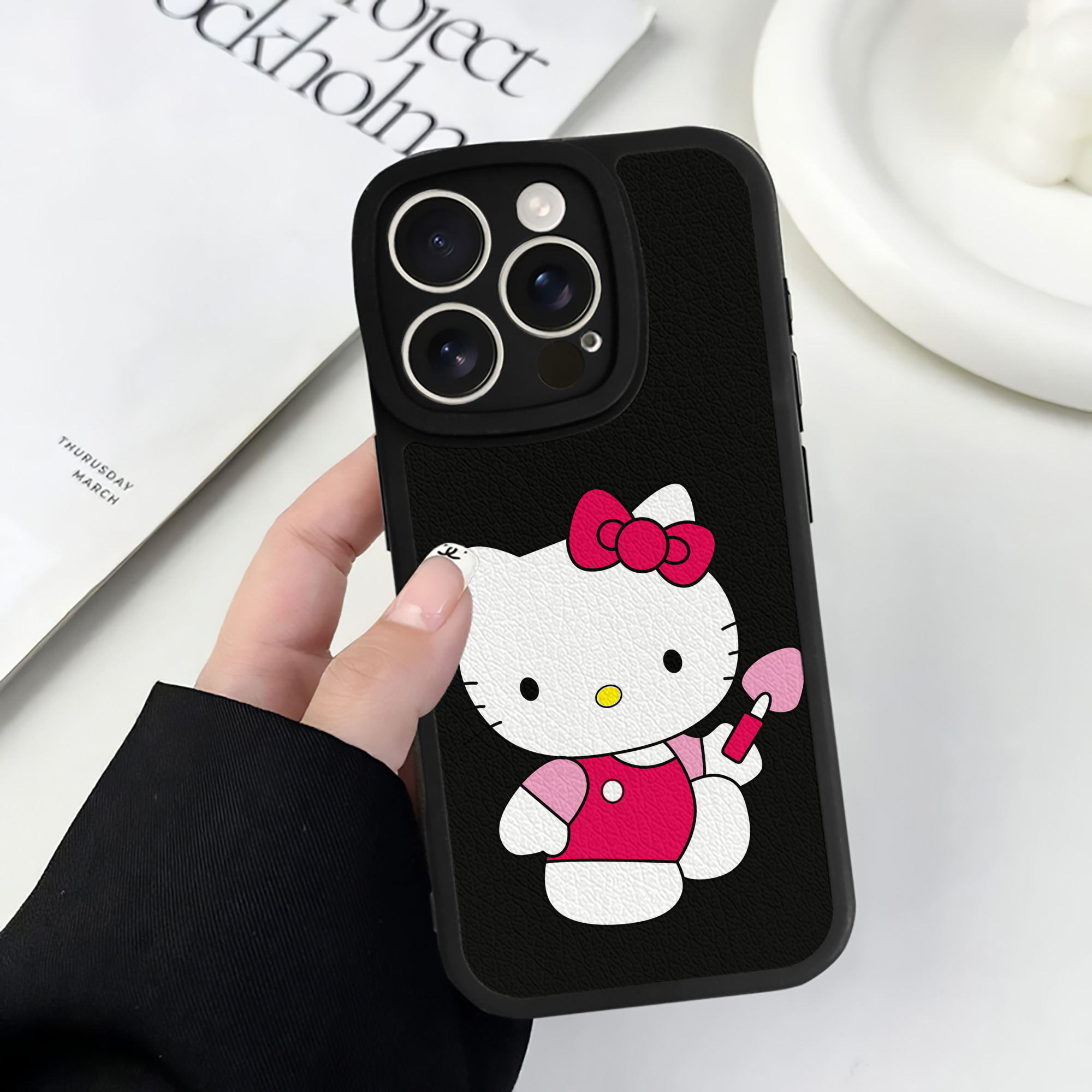 （画像用） Hello Kitty ハローキティ 【iPhone 16シリーズ対応】シリコンスマホケース（レザー調） 材質：シリコン